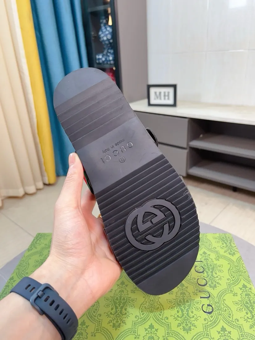 Men's Men's Shoes💰300🌸🌸【GUCCI New Style】This slipper is made of GG polyester fiber and is decorated with the Gucci label on the front, adding a bold logo feel to the style. "Gucci Made in Italy" stamped label Rubber sole Flat Made in Italy Men's sizes 39 to 45, (46. Customized